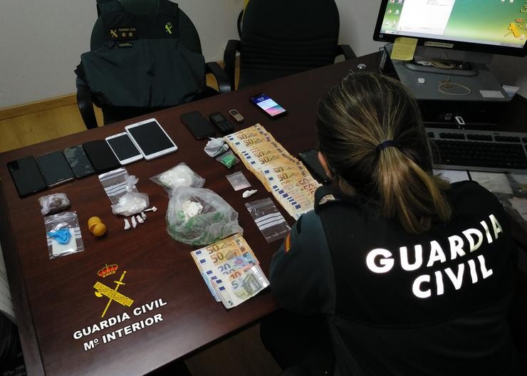 Detidas cinco persoas nun operativo contra o menudeo de drogas. GARDA CIVIL / Europa Press