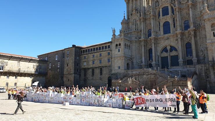 Traballadores da PAC peregrinan desde a Consellería de Sanidade ao Obradoiro. PACS EN PÉ DE GURERRA 