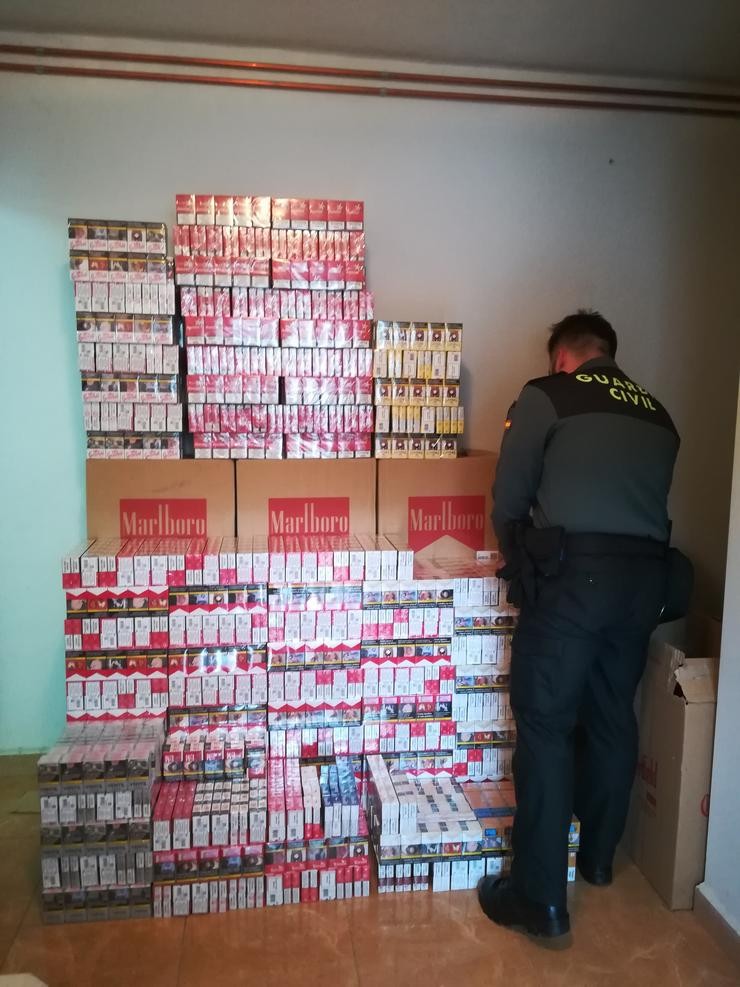 A Garda Civil de Ourense intercepta 5.600 paquetes de tabaco de contrabando. GARDA CIVIL / Europa Press