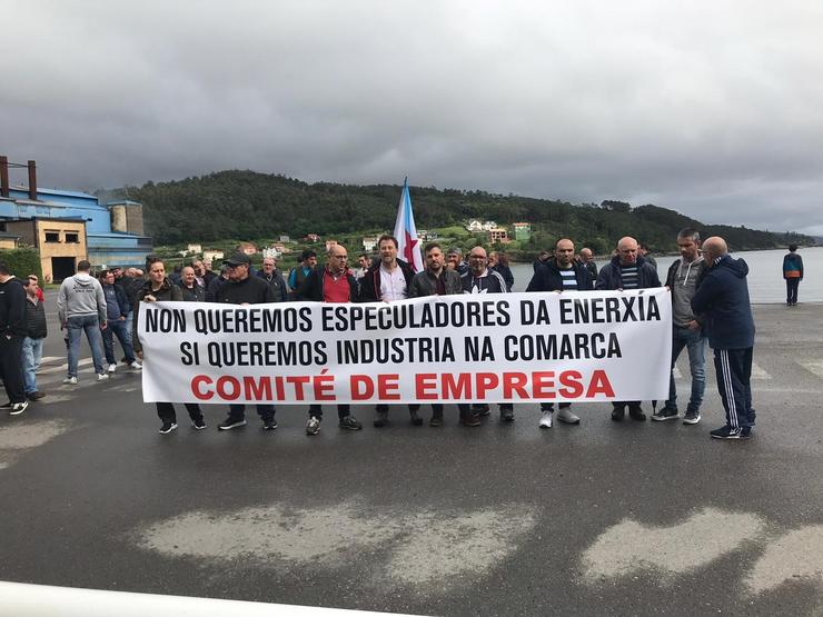 Traballadores de Ferroatlántica en Cee e Dumbría (A Coruña) mobilízanse contra 'os especuladores' da enerxía. REMITIDA 