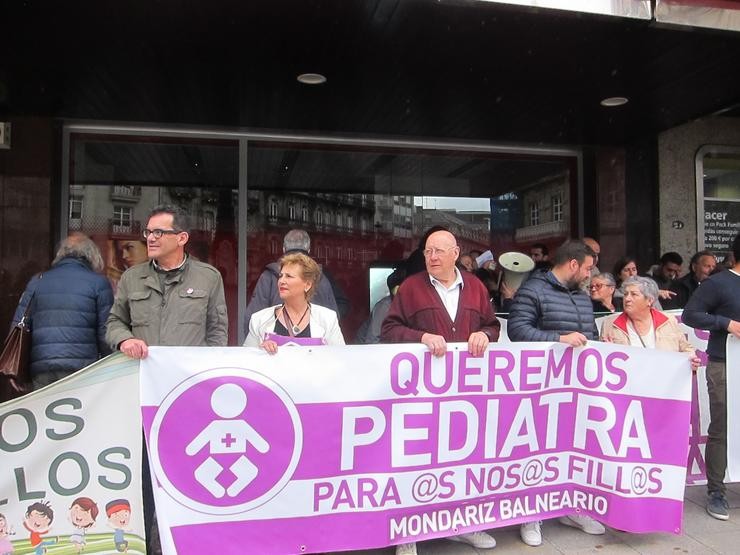 Anpas e veciños maniféstanse en Vigo para demandar un aumento do persoal de pediatras