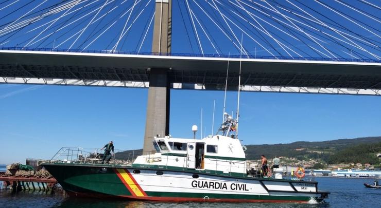 Servizo Marítimo e o grupo subacuático da Garda Civil buscan ao pontevedrés desaparecido na ponte de Rande. GARDA CIVIL DE PONTEVEDRA