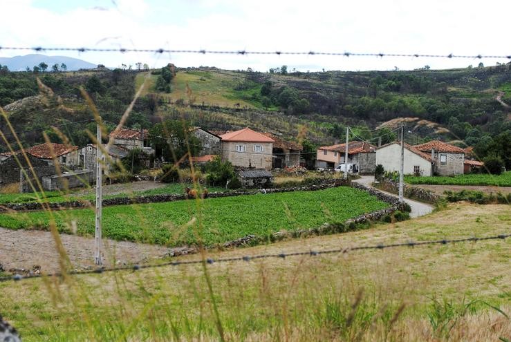 Parroquia de Chaveán, en Chandrexa de Queixa / HombreDHojalata en Wikipedia.