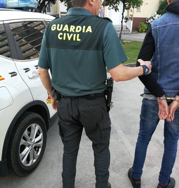 Un garda civil detén un home. GARDA CIVIL DE PONTEVEDRA