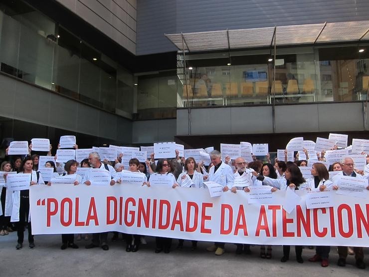 A segunda xornada da folga de médicos de AP de Vigo rexistra un seguimento do XX%, que o Sergas rebaixa ao XX%. ARQUIVO
