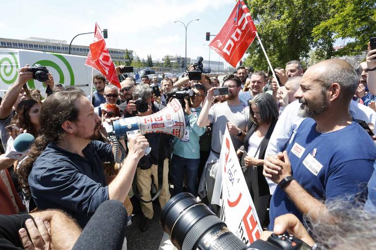 Pablo Iglesias visita os traballadores da planta de PSA Citroën en Vigo en folga / Europa Press