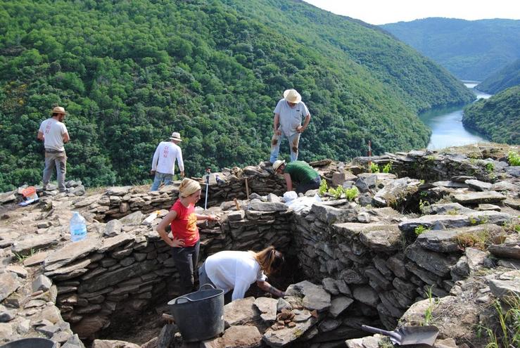 Aparecen posibles restos humanos prehistóricos nunha escavación de Pobra do Brollón (Lugo). ADEGAS DÁ MEMORIA / Europa Press