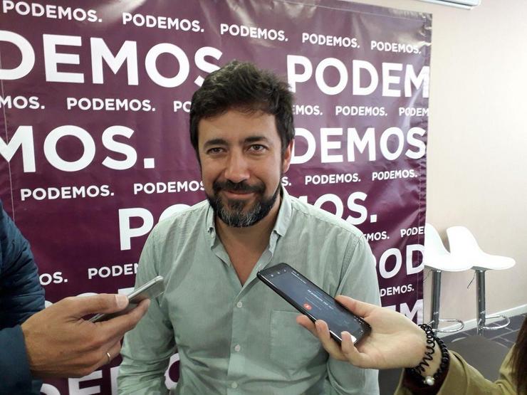 Gómez-Reino (Podemos) apoia a Marea Atlántica: 'Esperamos que partir do luns Xulio Ferreiro siga sendo alcalde'. PODEMOS 