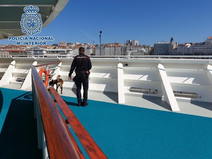 A Policía Nacional realiza unha inspección de drogas nun cruceiro atracado na Coruña. POLICÍA NACIONAL