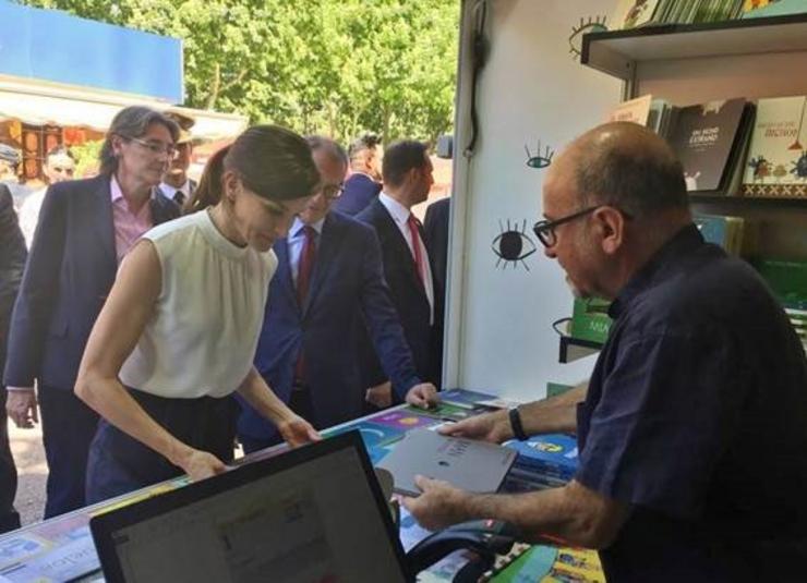 A raíña Letizia visita a caseta de Kalandraka na inauguración da Feira do Libro de Madrid. KALANDRAKA / Europa Press