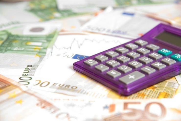 Cartos e unha calculadora/ GESTHA - Arquivo / Europa Press