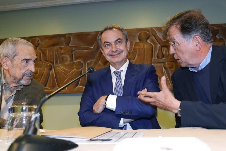 Zapatero xunto ao escritor Suso de Toro, á dereita / Europa Press
