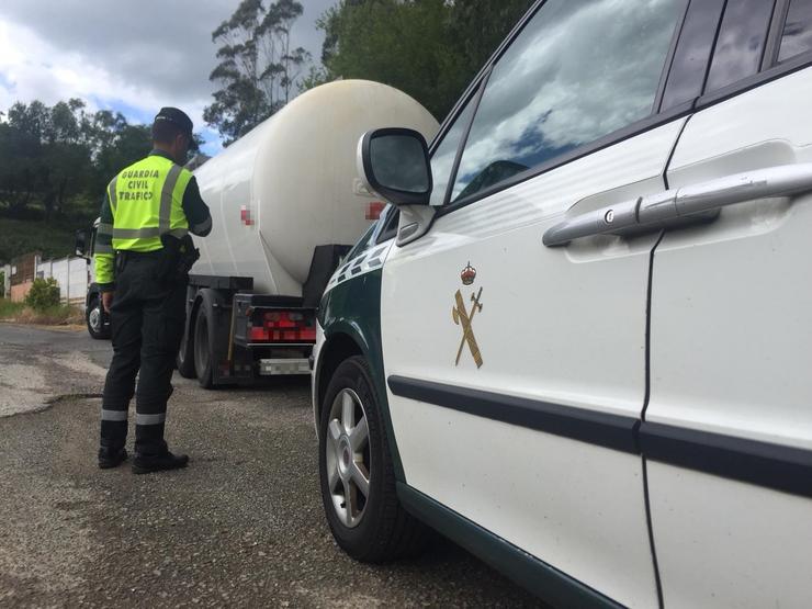 Camión cargado de combustible / GARDA CIVIL - Arquivo