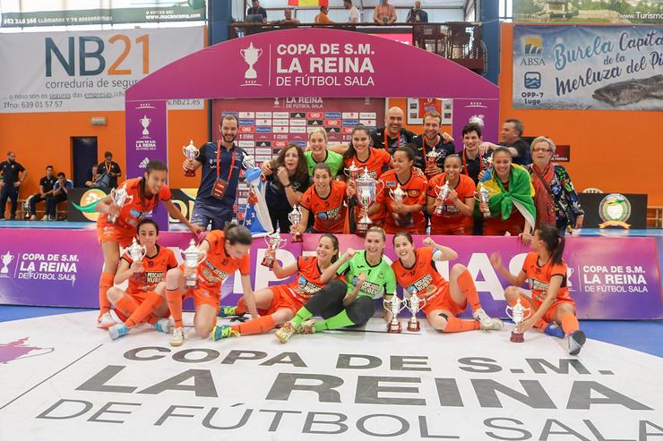 As xogadoras do Pescados Rubén Burela FSF celebran a Copa da Raíña / Xornal da Mariña.