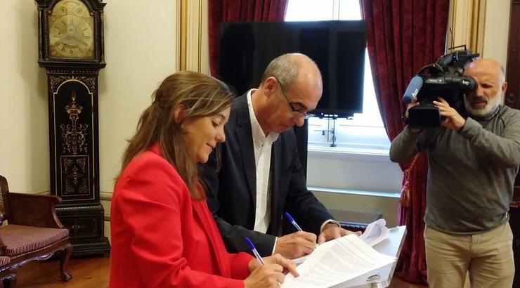 PSOE e BNG asinan un acordo de investidura, que fixa como obxectivos a condonación da débeda polo porto exterior. BNG / Europa Press