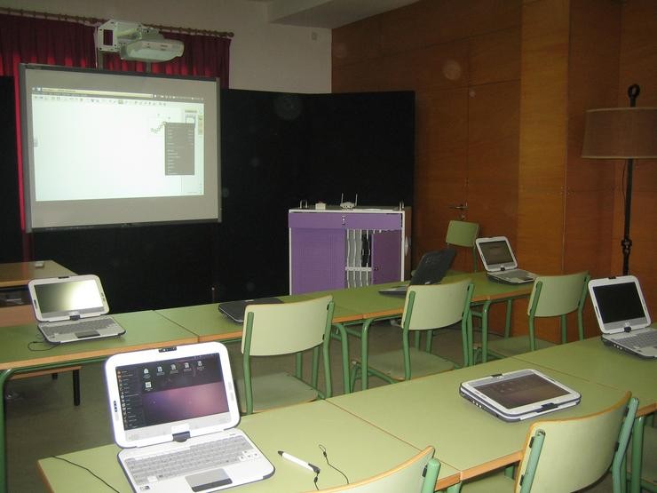 Computadores dunha aula Abalar da Xunta, colexio. XUNTA - Arquivo 