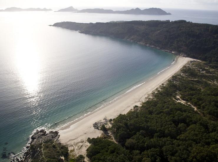 Praia de Barra (Cangas do Morrazo), coas Illas Cíes ao fondo / Turismo de Galicia.