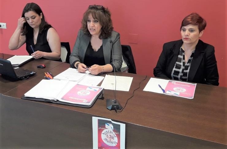 Eva María Losa Rodríguez, Sabela Landín e Rosario Martos, membros da Asociación de Afectadas do Essure de Galicia / Europa Press