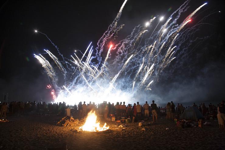 Os municipios da costa de Almería ultiman os preparativos para acoller este sábado as tradicionais fogueiras da Noite de San Juan, na que centos de persoas concéntranse nas praias para celebrar esta festividade na que os bañistas s. EUROPA PRESS/CONCELLO DE ALMERÍA  - Arquivo / Europa Press