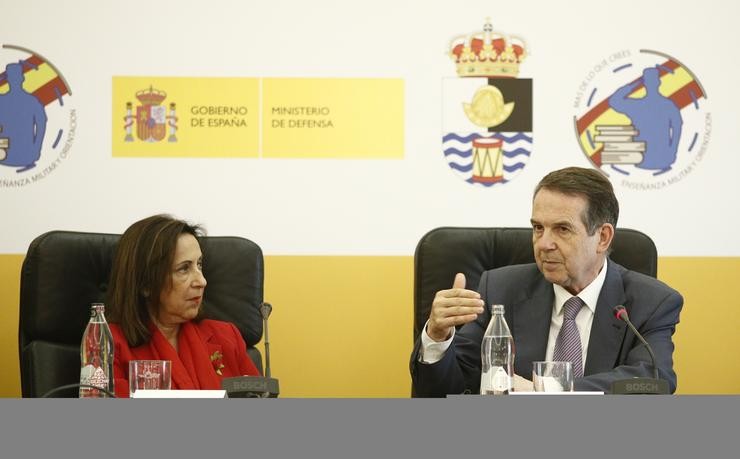 A ministra de Defensa, Margarita Carballos, e o presidente da Federación Española de Municipios e Provincias (FEMP), Abel Caballero, durante a firma dun acordo para a incorporación ao mundo laboral do persoal das Forzas Armadas.. Eduardo Parra - Europa Press 