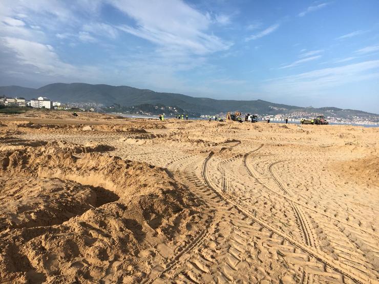 Praia América-Lourido tras os labores de limpeza acometidos despois da celebración da noite de San Xoán 