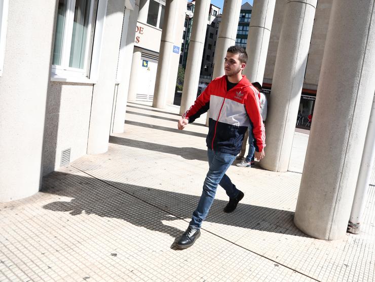 O mozo que en 2015 agrediu a Mariano Rajoy, Andrés de V.F, tamén coñecido como Capi, á súa chegada aos Xulgados de Pontevedra pola súa implicación na agresión a un dirixente de Vox / Beatriz Ciscar - Europa Press
