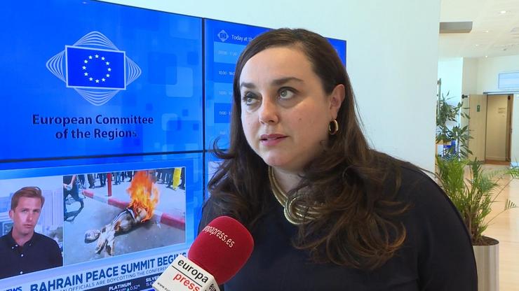 A directora xeral de Calidade Ambiental e Cambio Climático de Galicia, María Cruz Ferreira, ofrece declaracións aos medios de comunicación durante o Comité Europeo das Rexións. 
