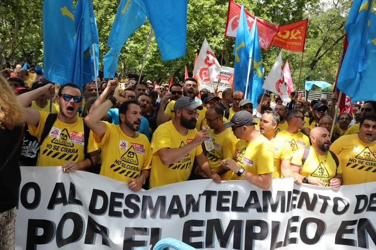 Protestas do sector do aluminio ás portas do Ministerio de Industria 