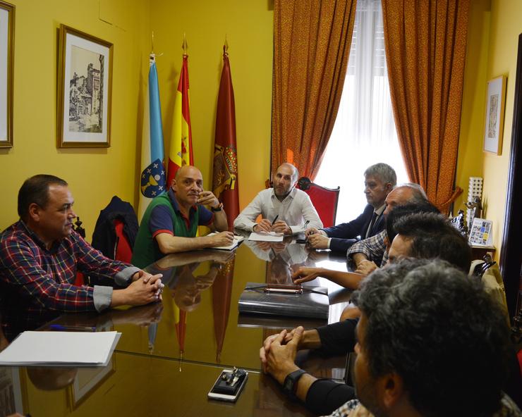 O alcalde de Ourense, Gonzalo Pérez Jácome, asina o decreto de delegación de competencias nos concelleiros que integran o goberno municipal. 