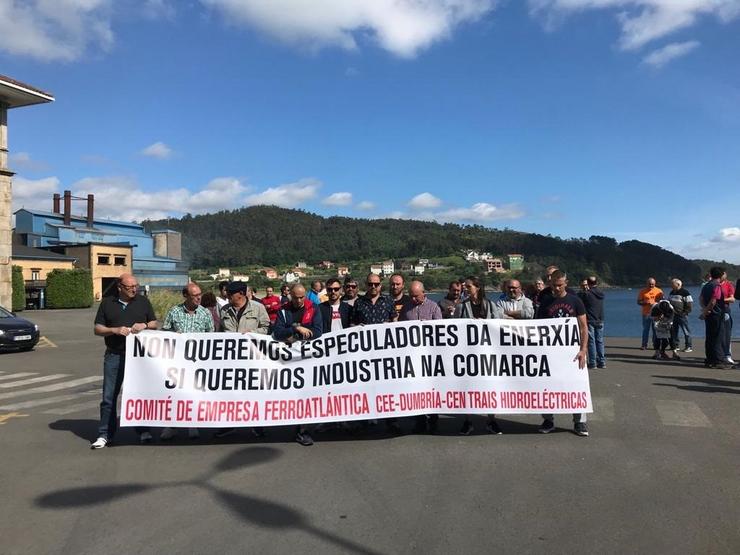 Persoal de Ferroatlántica de Cee e Dumbría concéntrase para esixir a reactivación dos fornos. CIG