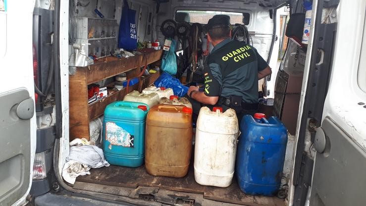 Detidos 4 veciños de Caldas de Reis dun grupo criminal ao que se lle atribúe o roubo de 11.000 litros de gasóleo. GARDA CIVIL 