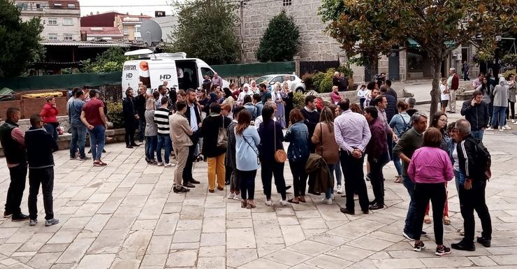 Os veciños de Salceda  únense nunha concentración de condena tras o asasinato dun mozo este sábado. CEDIDA / Europa Press