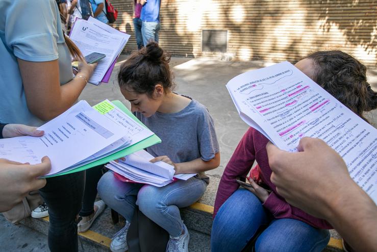 Alumnado ante a entrada a un exame de Selectividade