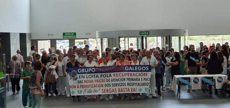 Unha concentración de celadores no hospital Álvaro Cunqueiro de Vigo 