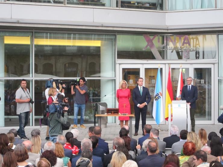 A delegada territorial da Xunta en Vigo, Corina Porro, xunto ao presidente e o vicepresidente do Goberno galego, Alberto Núñez Feijóo e Alfonso Rueda, durante o acto da súa toma de posesión do cargo / Europa Press