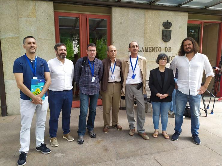 Representantes dos colectivos Sociedade Galega de Historia Natural, Adega, Rede Galega de Custodia do Territorio e Sociedade Galega de Ornitoloxía ás portas do Parlamento de Galicia acompañados por Patricia Vilán, Antón Sánchez e Luís Bará 