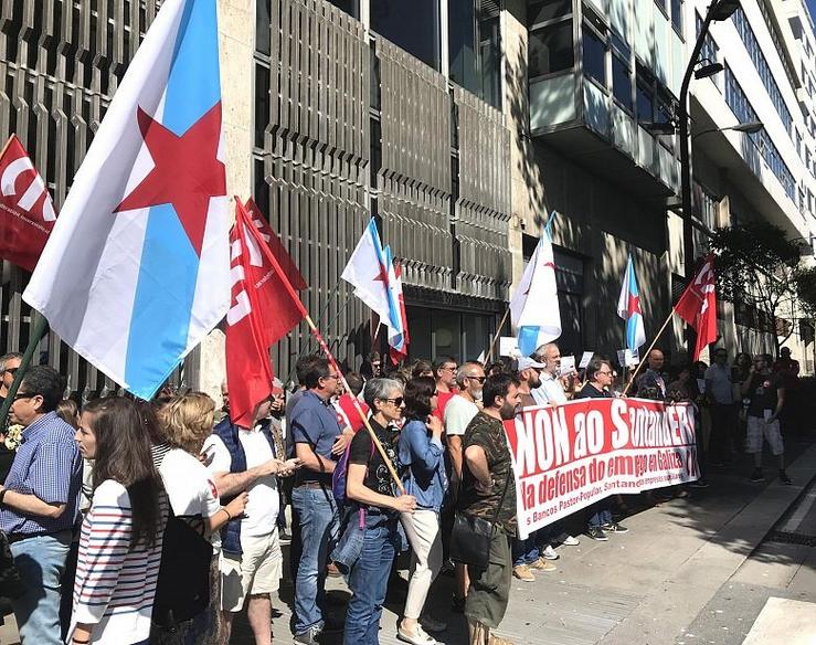 Protesta contra ERE en filial do Santander na Coruña. CIG 