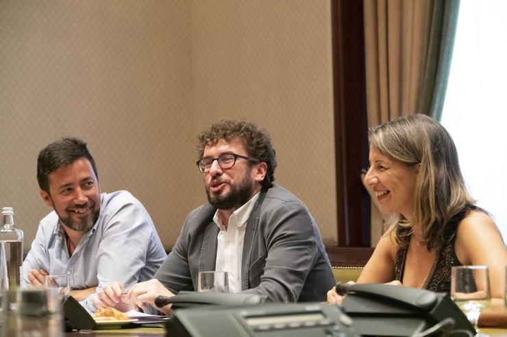 Os deputados de Galicia en Común Yolanda Díaz e Antón Gómez-Reino xunto co senador por designación autonómica José Manuel Sande nun almorzo en Madrid. GALICIA EN COMÚN