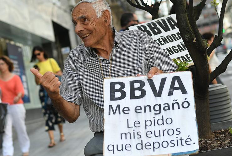 Amador Pereira, fronte a sucursal do BBVA no centro de Vigo 