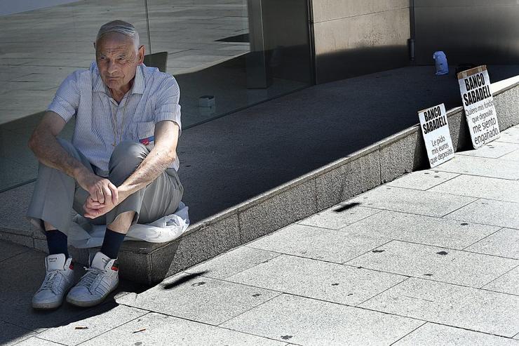 Amador Pereira, fronte a sucursal do Banco Sabadell en Vigo 