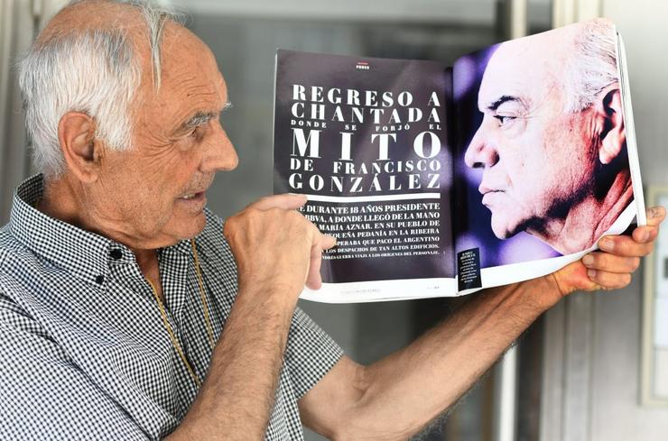 Amador Pereira sostén unha revista cunha reportaxe dedicada ao ex-presidente do BBVA, Francisco González, chantadino coma el / © Miguel Nuñez