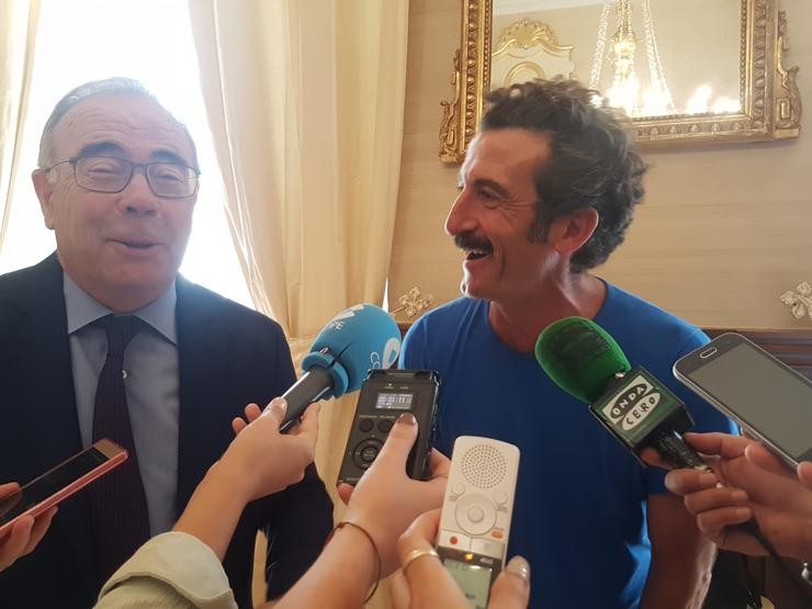 O actor Luís Zahera xunto ao alcalde de Santiago. 