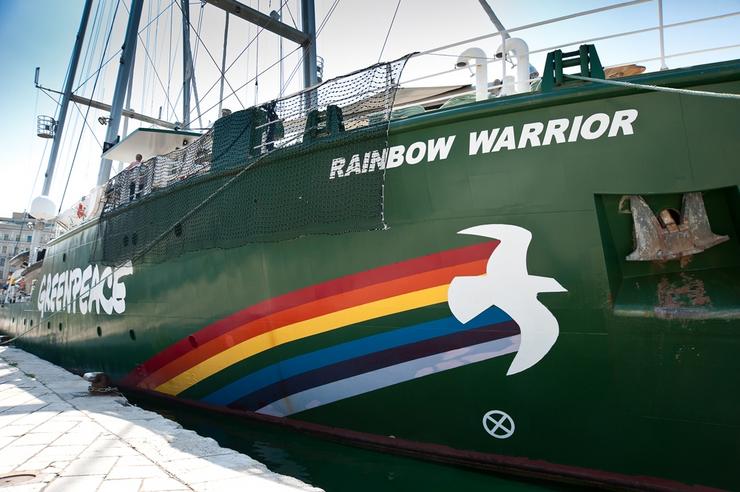 Rainbow Warrior de Greenpeace / Roberta F. en Wikipedia.