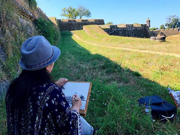 Unha das artistas chinesas que realizan o Camiño Portgués de Santiago retratando a ruta para unha exposición / Europa Press