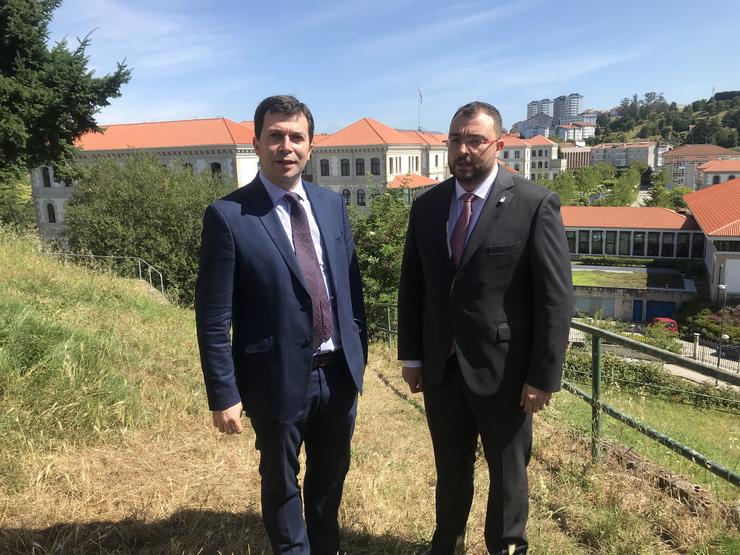 O secretario xeral do PSdeG, Gonzalo Caballero, e o presidente de Asturias, Adrián Barbón, en Santiago de Compostela / Europa Press