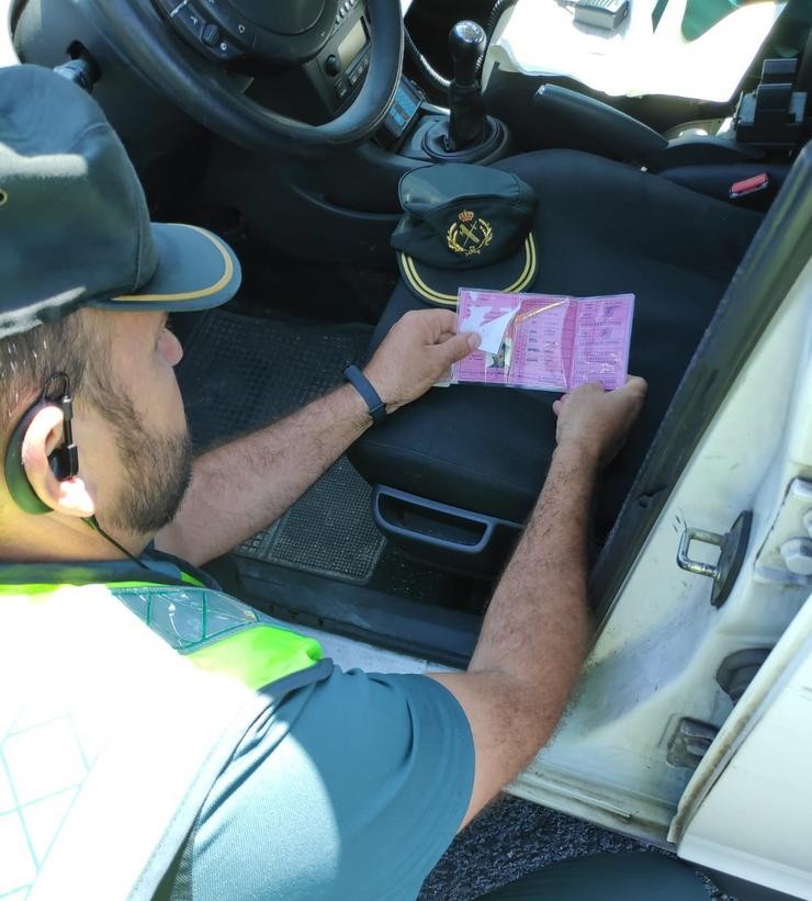 A Garda Civil intercepta un permiso de conducir falso 