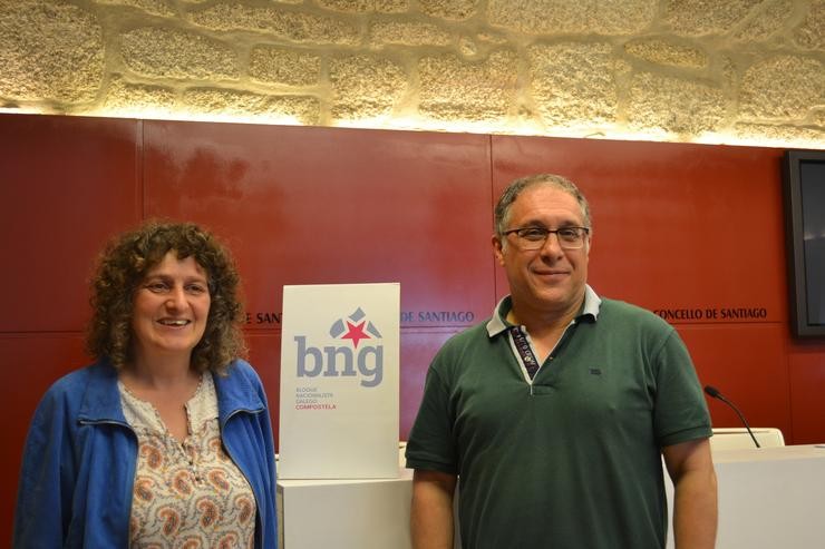 A portavoz do BNG en Santiago, Goretti Sanmartín, e o xerente da Asociación de Hostalaría de Santiago, Ramón García, presentan a iniciativa para crear a Feira do Viño de Santiago. BNG 