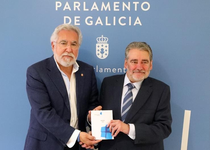 O conselleiro maior do Consello  de Contas, José Antonio Redondo, entrega ao presidente do Parlamento, Miguel Santalices, a memoria anual do Consello de Contas 