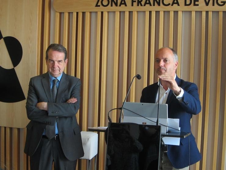 O presidente do Consorcio da Zona Franca de Vigo, Abel Caballero, e o delegado do Estado na entidade, David Regades, presentaron este martes os orzamentos plurianuais / Europa Press