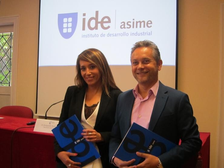 A directora de IDE, Vanessa Méndez, e o secretario xeral da Asociación de Industriais Metalúrxicos de Galicia (Asime), Enrique M. Mallón, este martes 